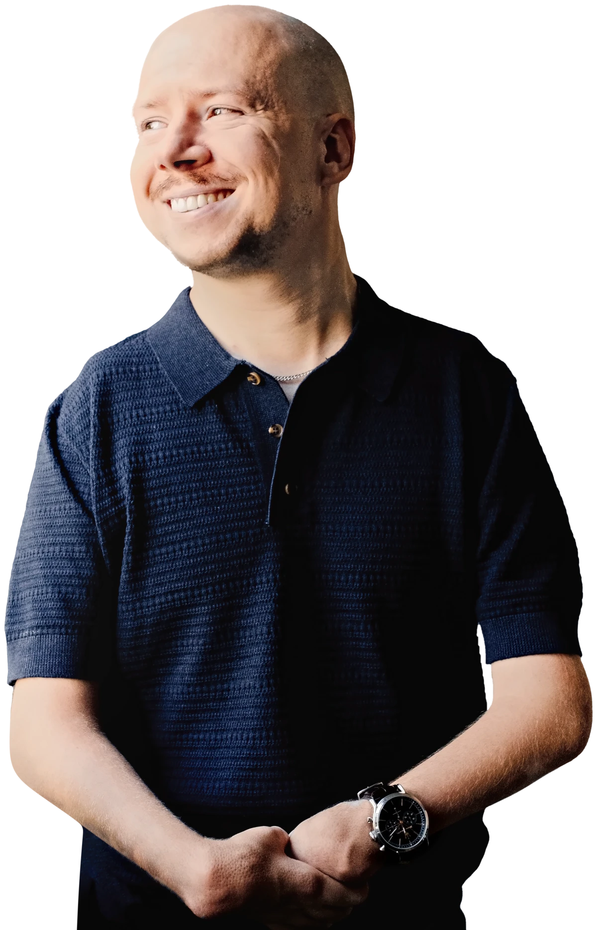 Adam Matejek, psychoterapeuta, uśmiechnięty, w granatowej koszulce polo